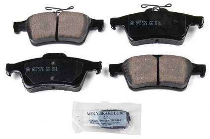 Jaguar SAAB Disc Brake Pad Set - Rear (Ceramic) (EURO) 31341331 - Akebono Euro Ultra-Premium EUR1095